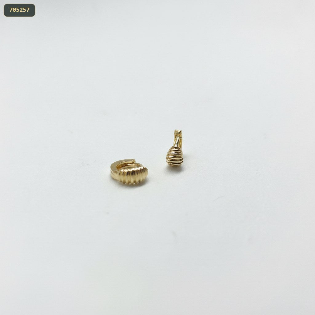 Canodnga Huggie Acanalada 10*9MM G - fondo blanco