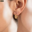 Canodnga Huggie Acanalada 10*9MM G - con modelo