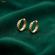 Candonga Huggie Trenzada 10*9MM G3MM - fondo verde