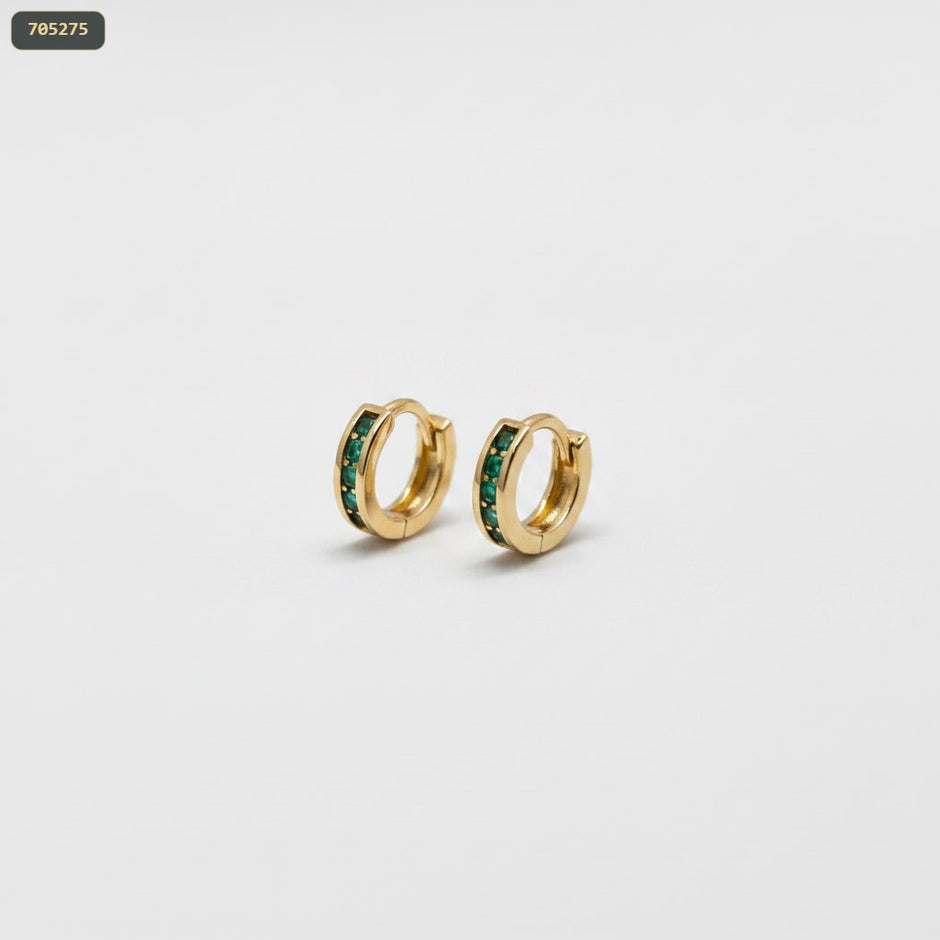 Candonga Huggie Zircones Esmeralda 9*8MM G3MM - fondo verde