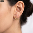 Arete Aro Trenzado Semi Liso P - con modelo