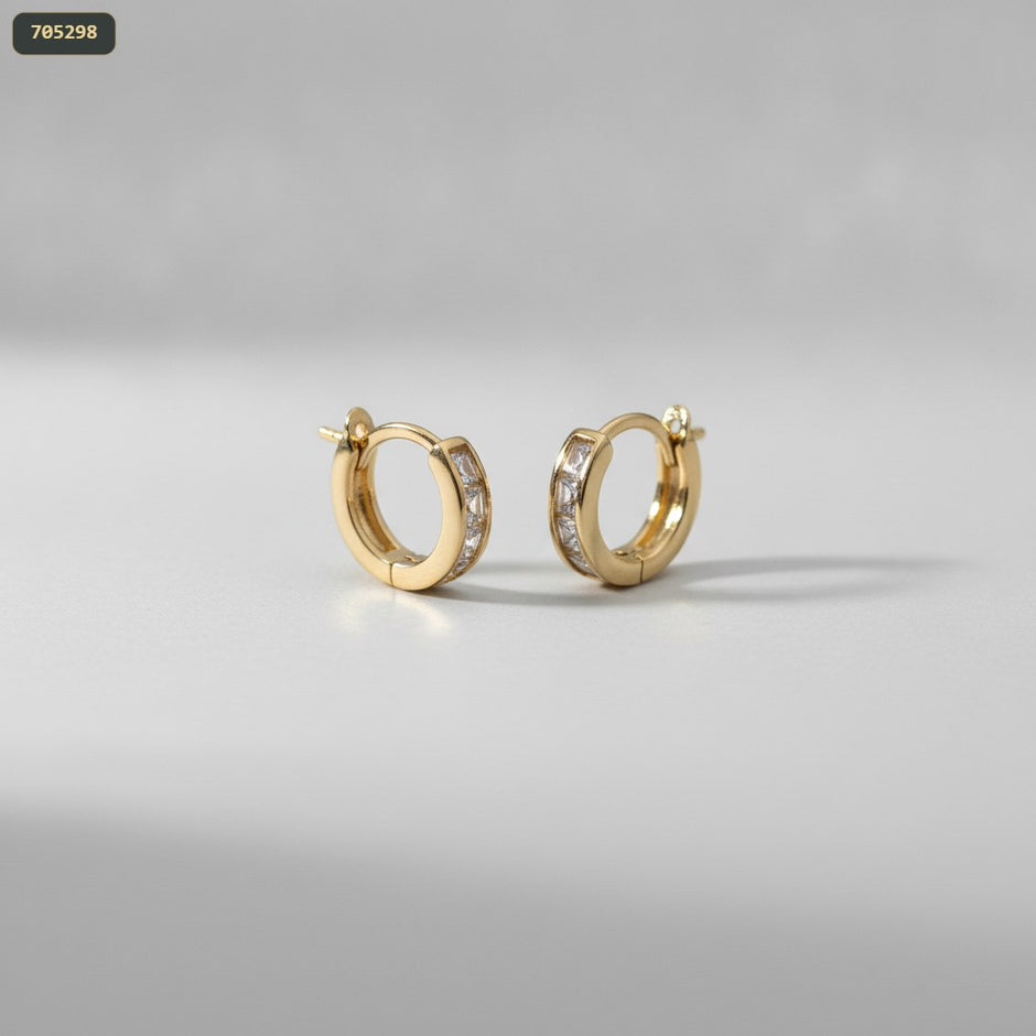 Arete Aro 11MM con 4 Piedras Cristal - fondo blanco