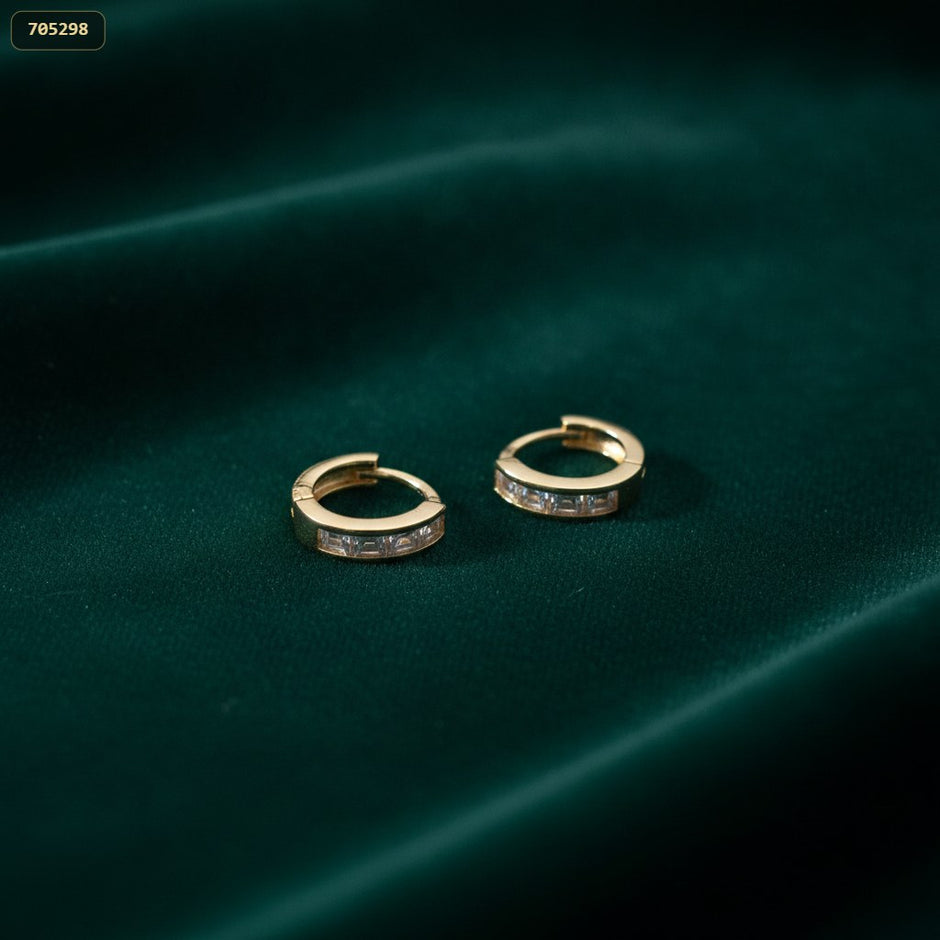 Arete Aro 11MM con 4 Piedras Cristal - fondo verde