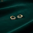 Arete Aro 11MM con 4 Piedras Cristal - fondo verde
