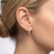 Arete Aro 11MM con 4 Piedras Cristal - con modelo