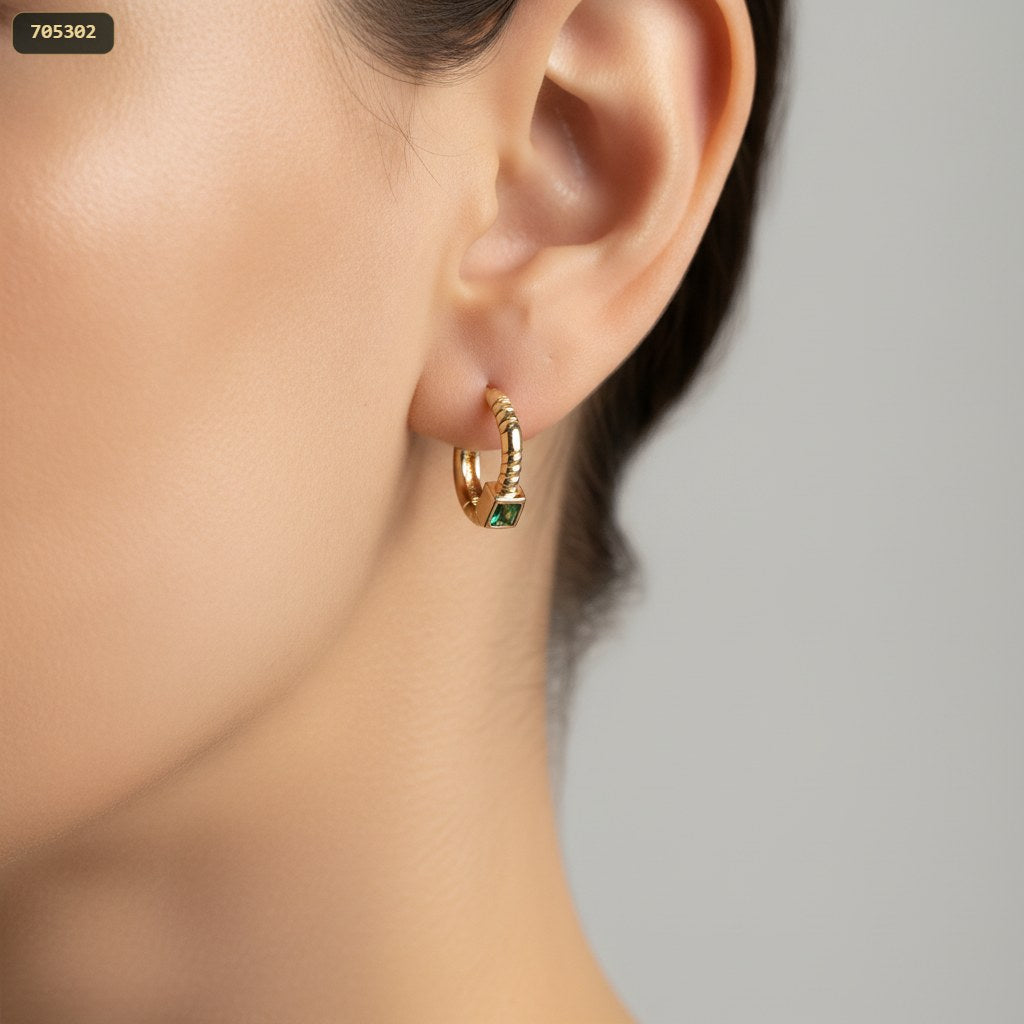 Arete Argolla 12MM con 5 Piedras Verdes - con modelo
