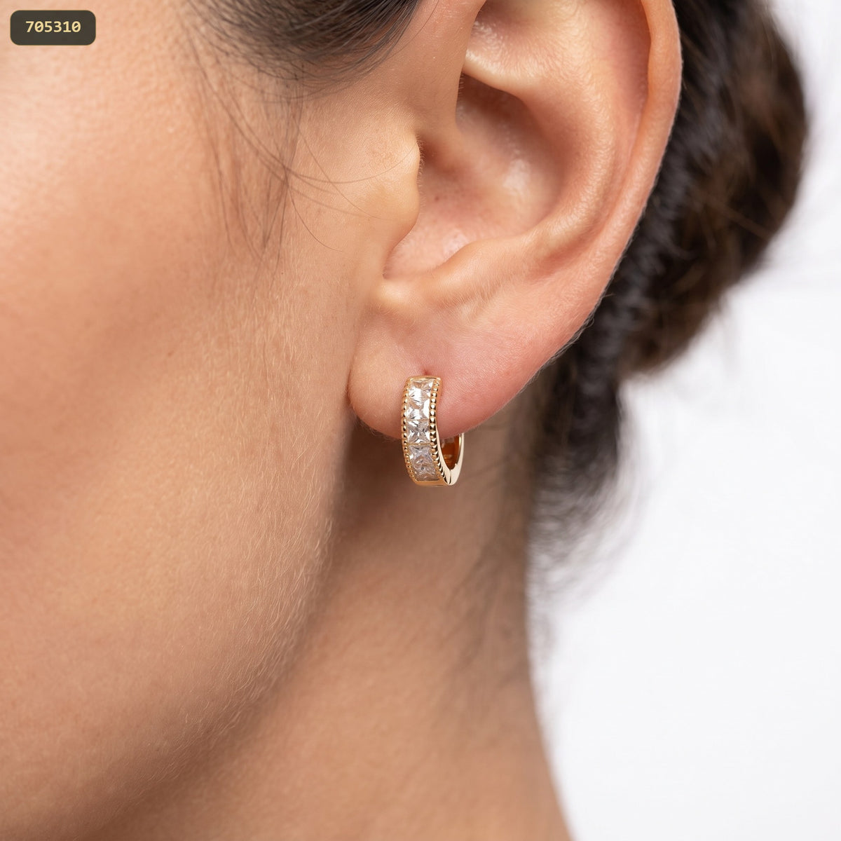 Arete Argolla 17MM con Solitario Cristal - con modelo