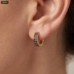Arete Aro 10MM con Piedras Negras - con modelo