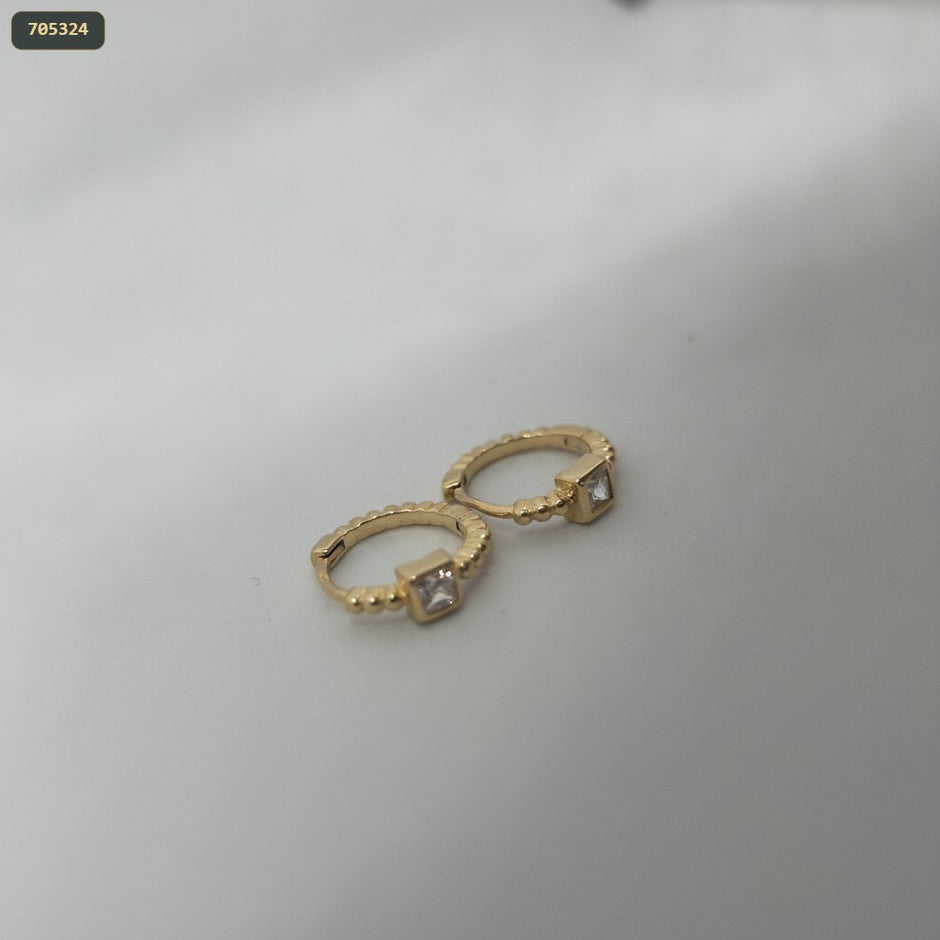 Arete Aro 16MM con 1 Piedra Cuadrada Cristal - fondo blanco