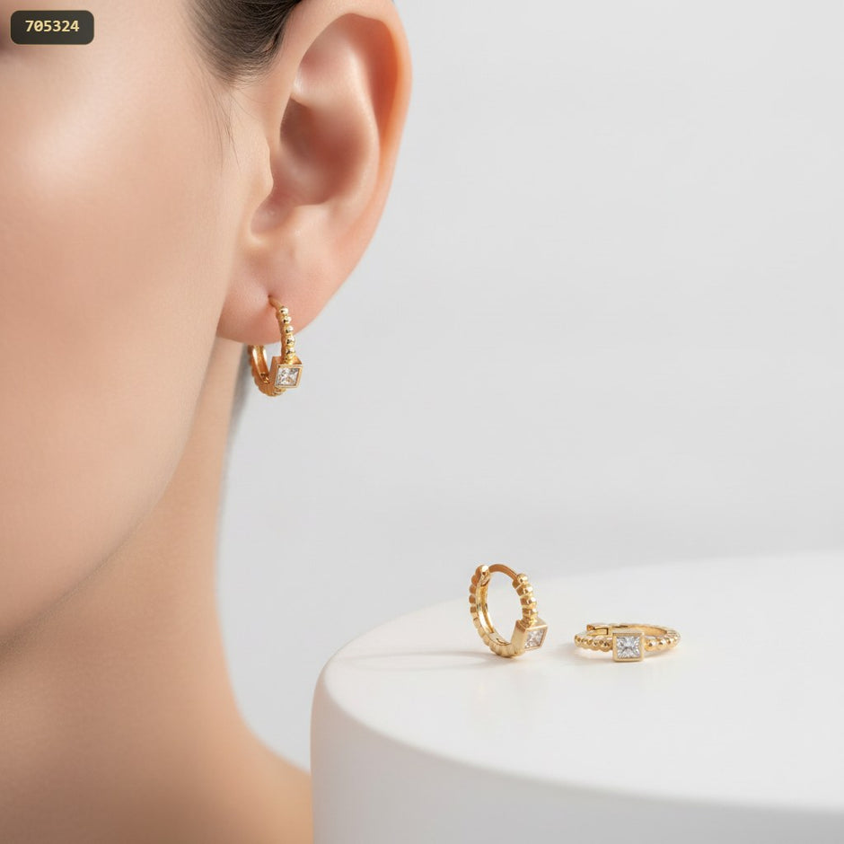 Arete Aro 16MM con 1 Piedra Cuadrada Cristal - con modelo