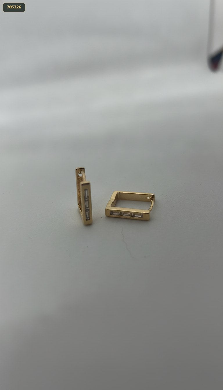 Arete Aro Cuadrada 12MM con 3 Piedras Cristal - fondo blanco