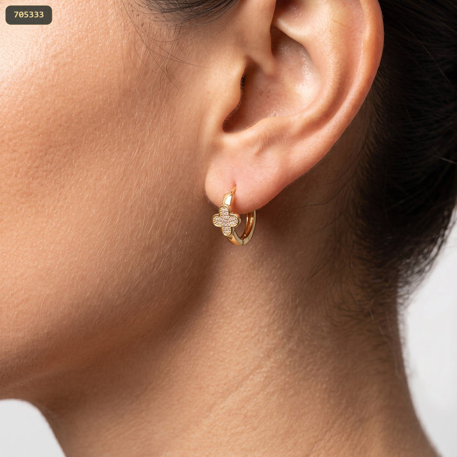 Candonga Trebol Zircones Cristal - con modelo