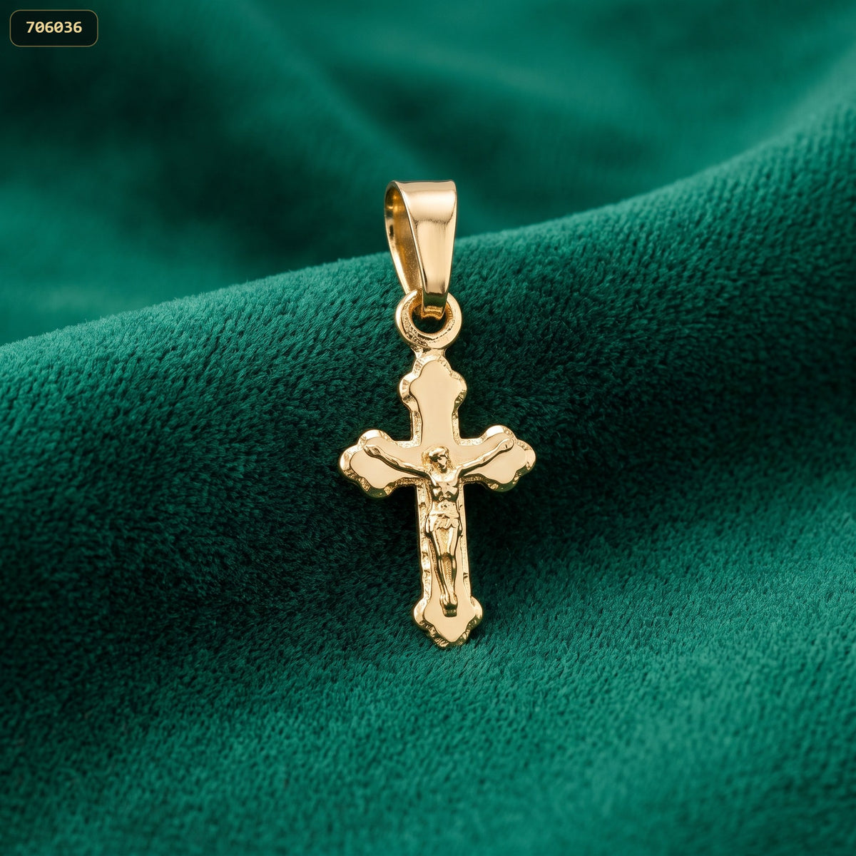 Dije Cruz Trinidad Cristo 15MM - fondo verde