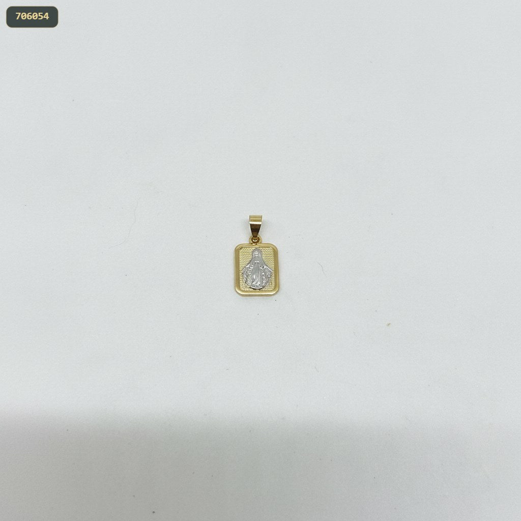 Dije Placa Virgen Milagrosa Bicolor 2CM - con modelo