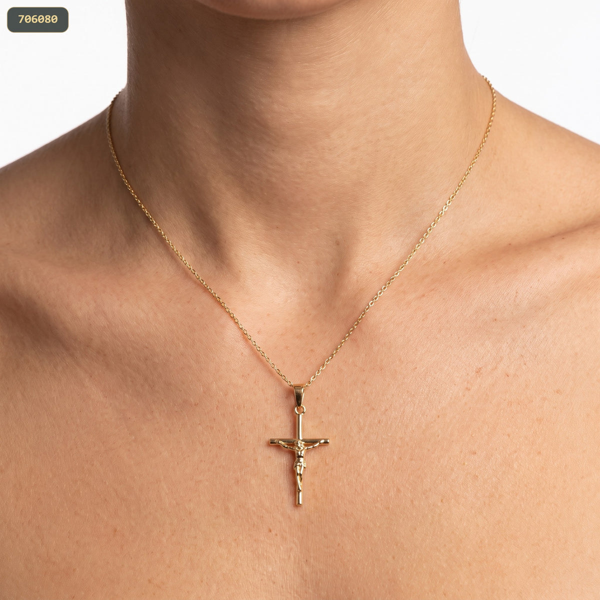 Dije Cruz Latina Cristo INRI34*16MM - con modelo