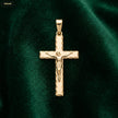 Dije Cruz Inri 33*16MM Bordes Troquelados - fondo verde