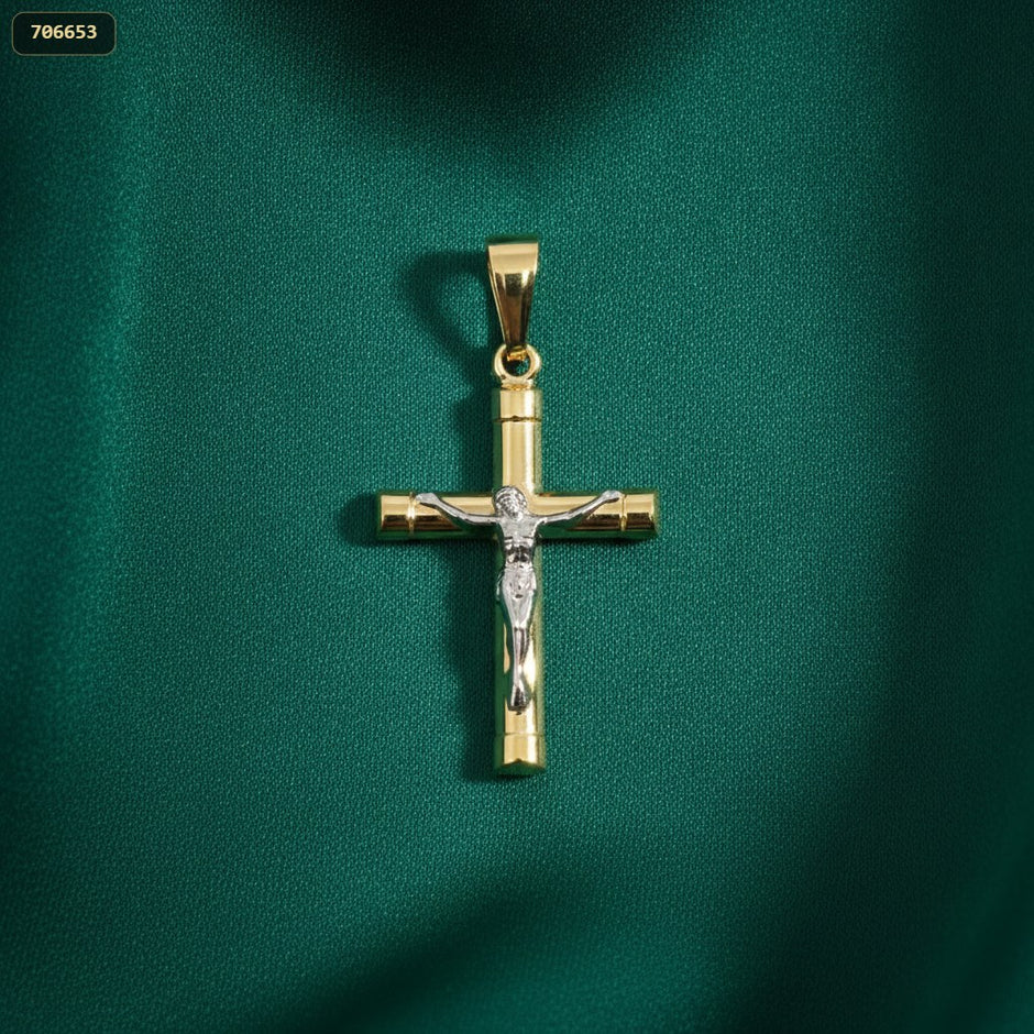 Dije Cruz Semi Cilindrica Cristo Plateado Puntas Redondas - fondo verde
