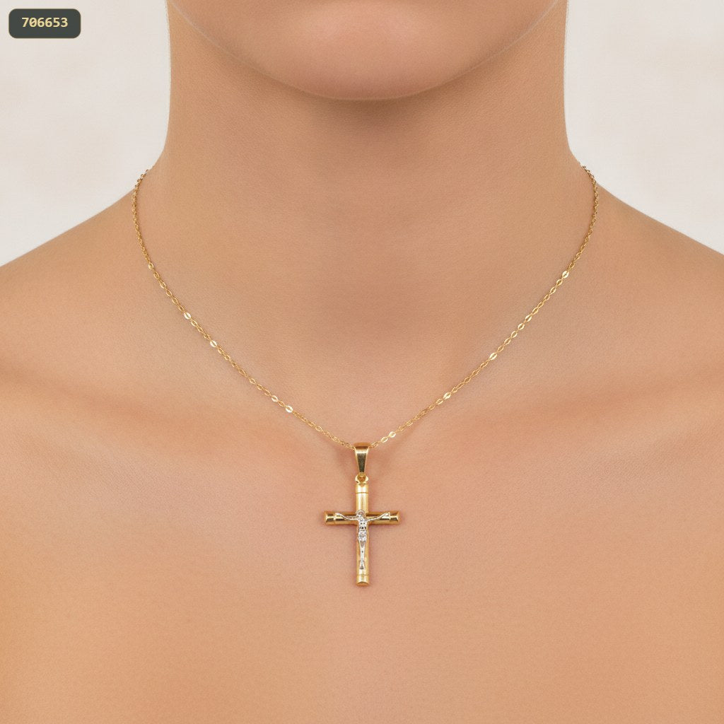 Dije Cruz Semi Cilindrica Cristo Plateado Puntas Redondas - con modelo