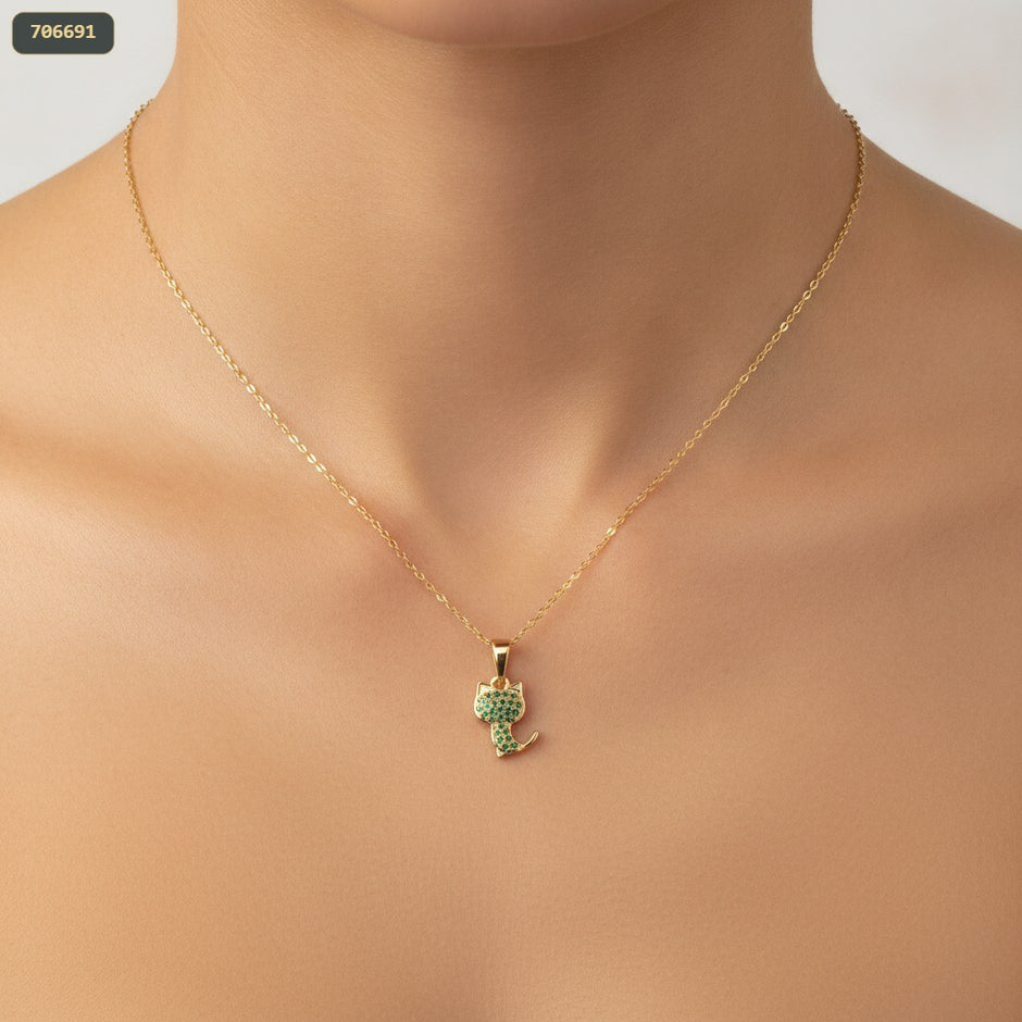 Dije Gato con Piedra Verde - con modelo