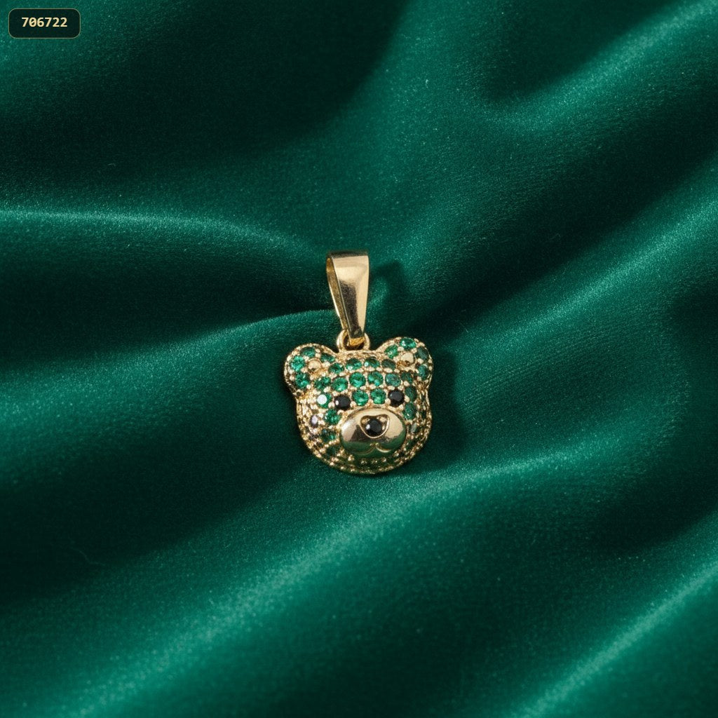 Dije Cara Oso con Zircones Verdes y Plateados - fondo verde