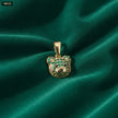 Dije Cara Oso con Zircones Verdes y Plateados - fondo verde