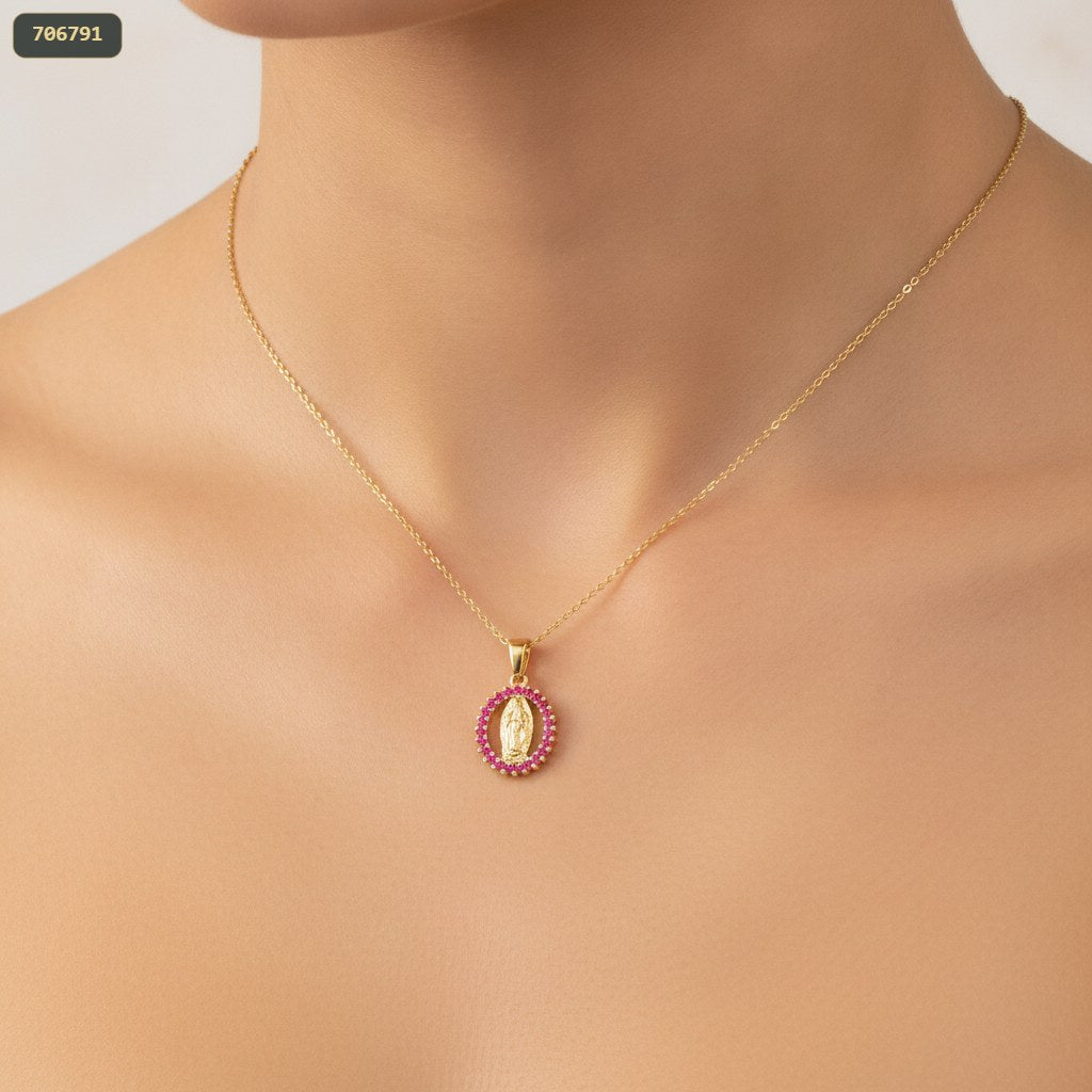 Dije Medalla Guadalupe 12MM Borde Zircones Rosa - fondo verde