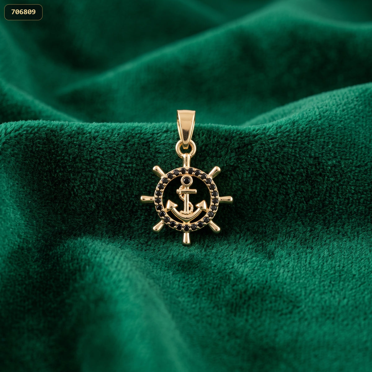 Dije Timon Ancla con Piedras Verdes y Negras - fondo verde
