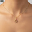 Dije Timon Ancla con Piedras Verdes y Negras - con modelo