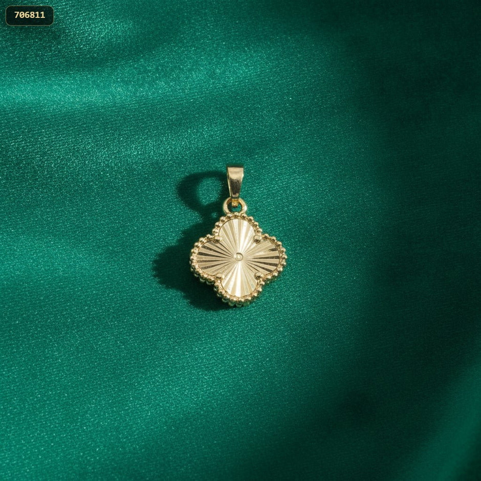 Dije Trebol Doble Diamantado Borde Balin - fondo verde