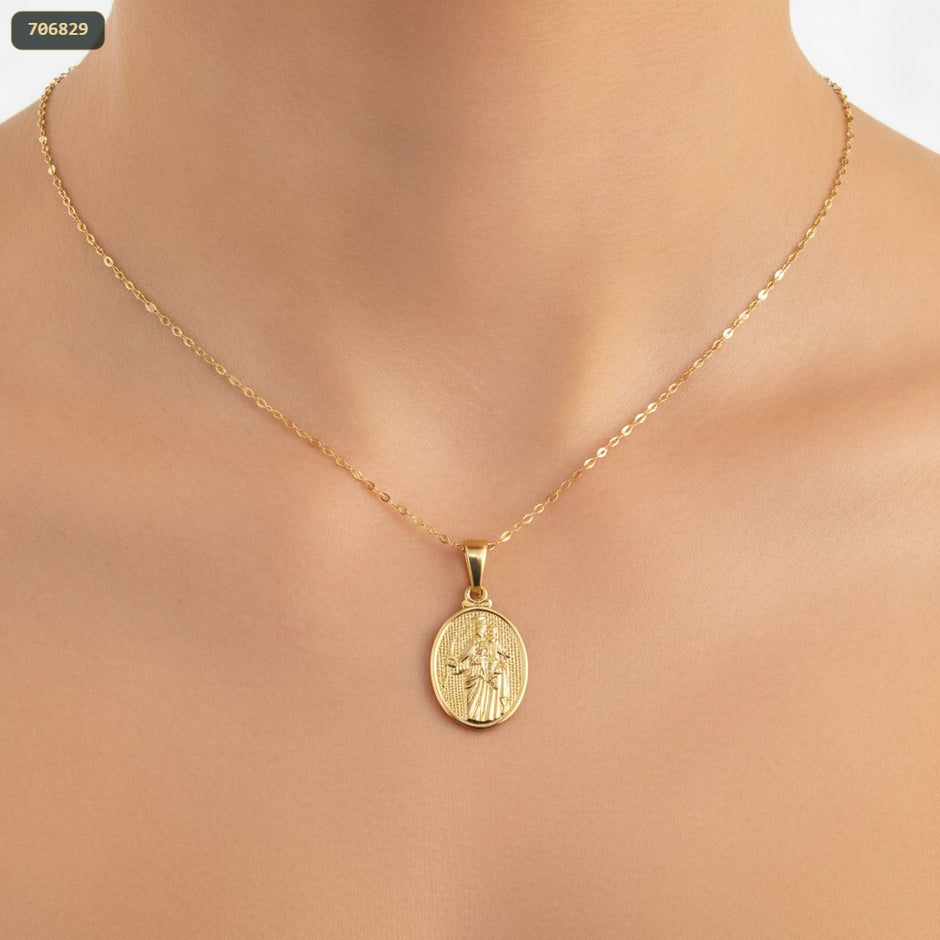 Dije Medalla Maria Auxiliadora 15*11 - con modelo