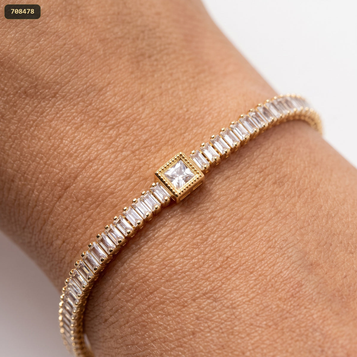Pulsera Tipo Tennis Rectangular/centro Cristal 18CM - con modelo