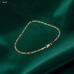 Pulsera Dorada Hilo - con modelo