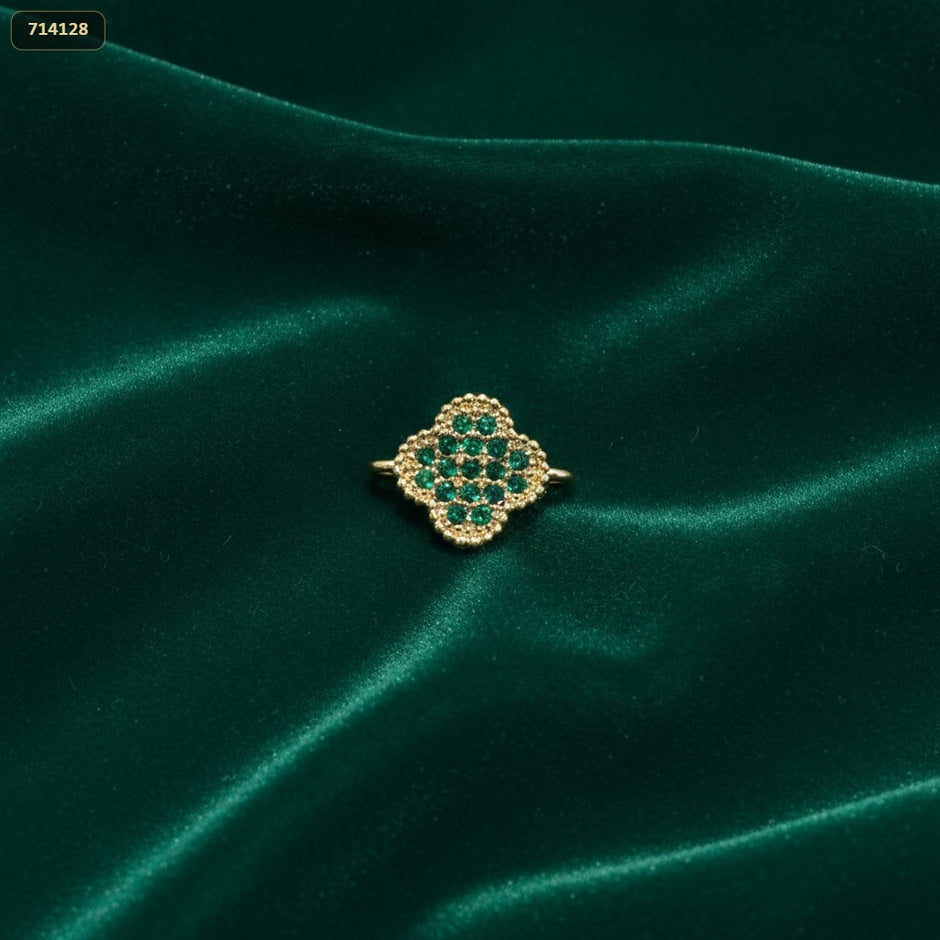 Separador Trébol con Zircones Verdes y 2 Argollas - fondo verde